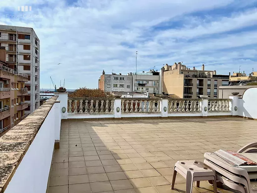 Spectacular Penthouse 50 meters from the beach in Palamós with 90 m2 terrace overlooking the sea